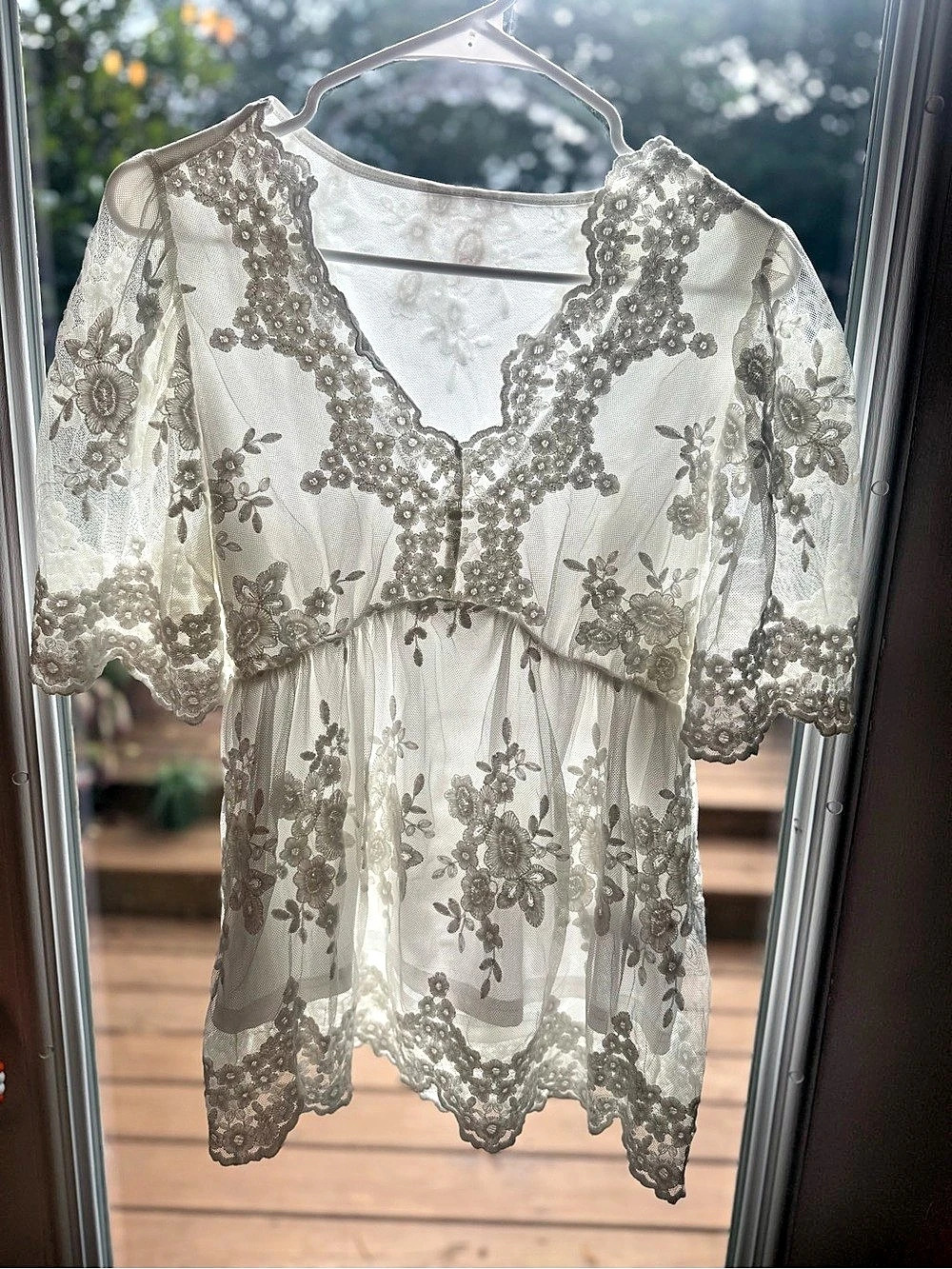 Emery Rose Floral Lace Blouse in White. Size Small. Brand new without tags.